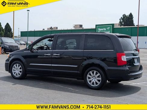 Used 2012 Chrysler Town & Country Touring-L w/ Entertainment Group #2 FWD image 5