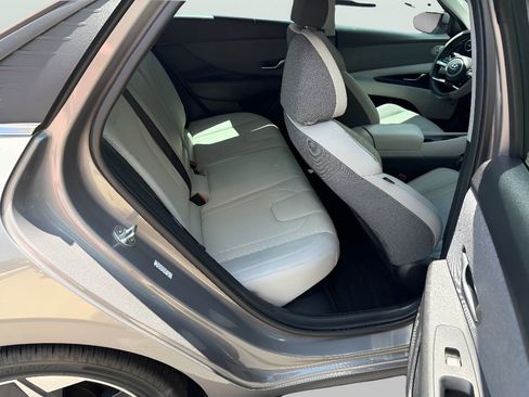 Used 2023 Hyundai Elantra Limited FWD image 15