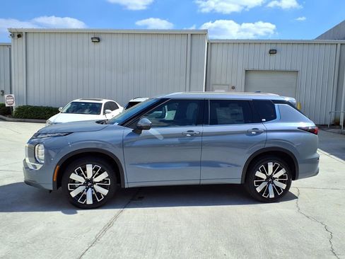Used 2026 Mitsubishi Outlander SEL FWD image 2