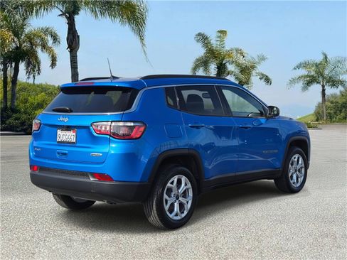 Used 2025 Jeep Compass Latitude image 4