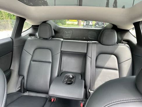 Used 2022 Tesla Model Y Long Range AWD/4WD image 6