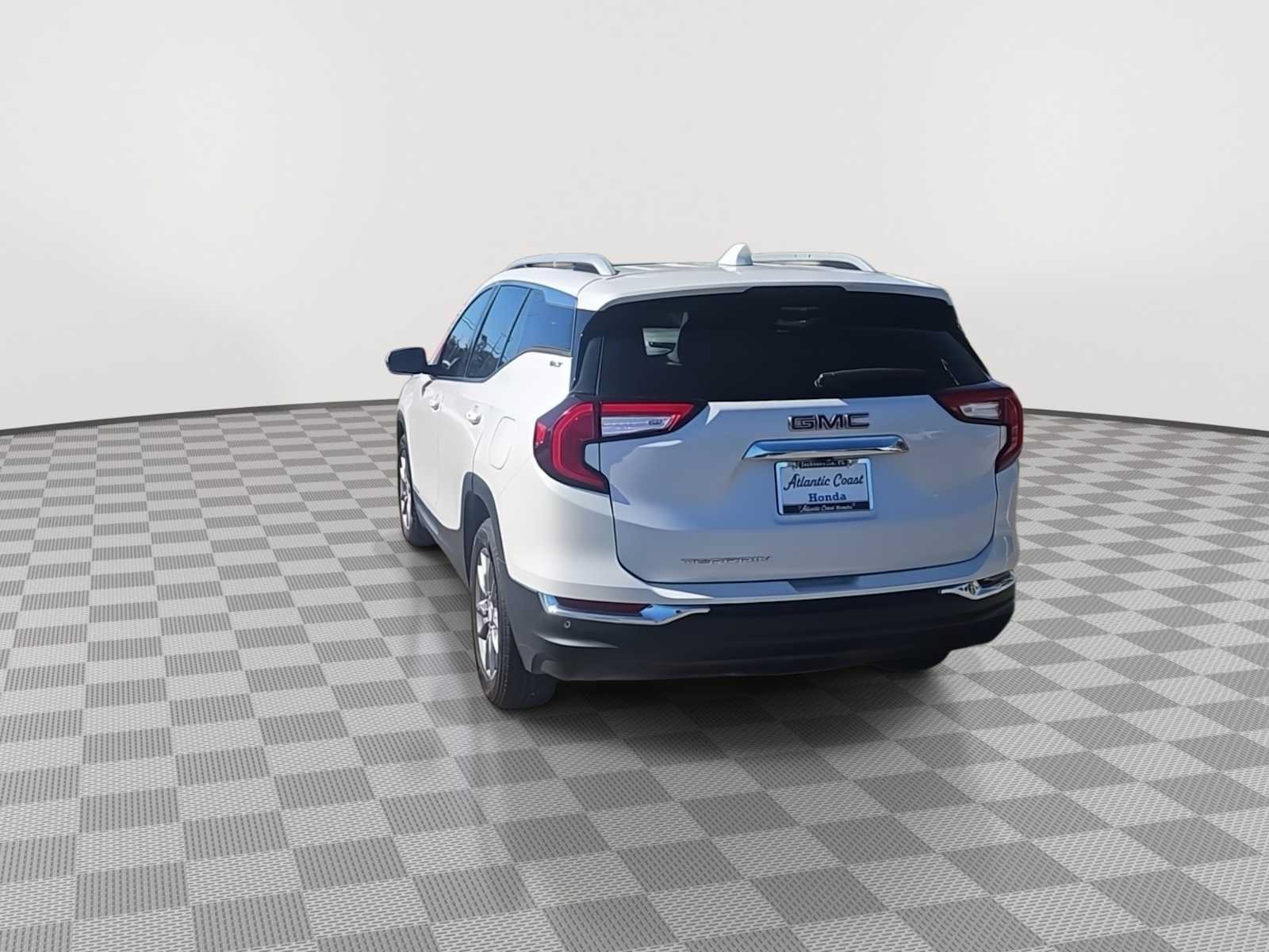 Used 2022 GMC Terrain SLT w/ Infotainment Package II FWD image 7