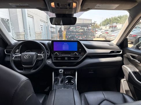 Used 2023 Toyota Highlander XLE FWD image 11
