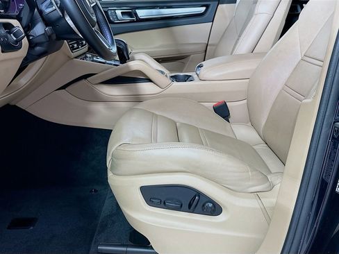 Certified 2022 Porsche Cayenne Platinum Edition image 22