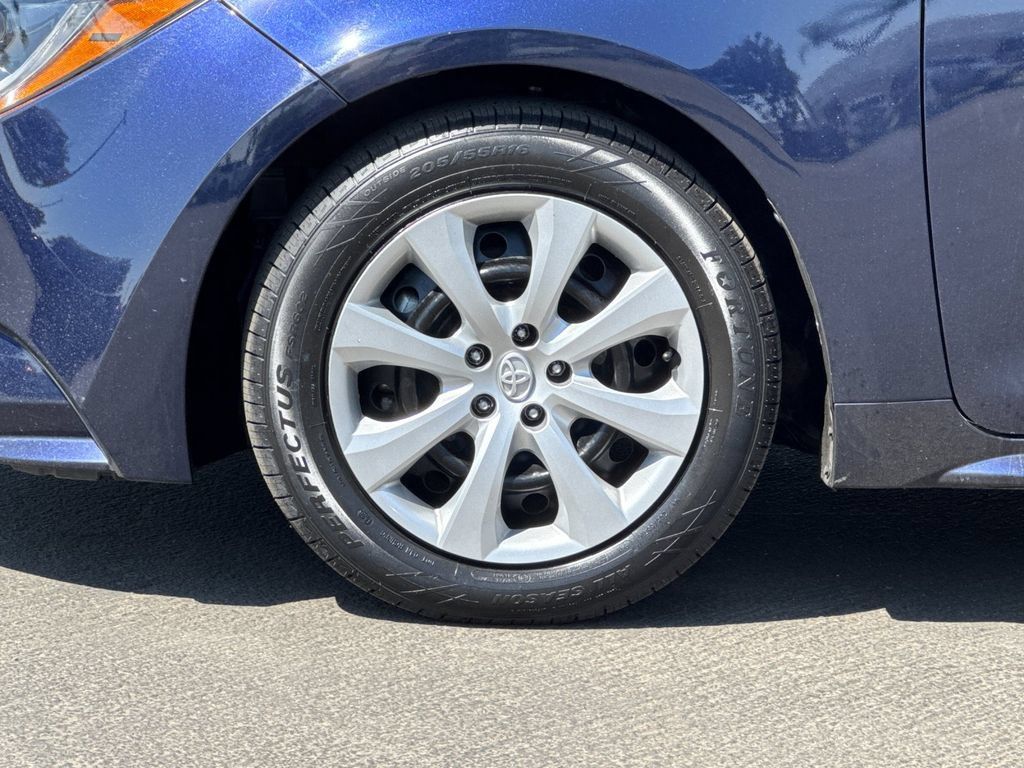 Used 2025 Toyota Corolla LE FWD image 22