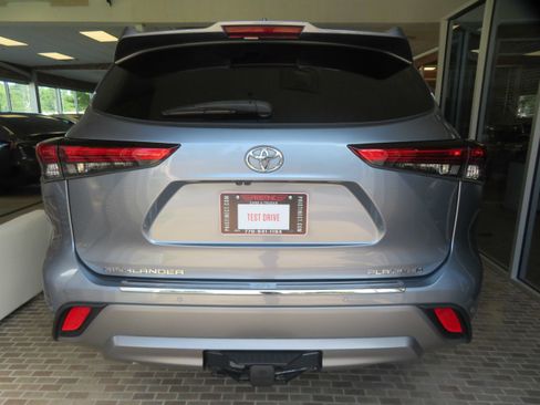 Used 2021 Toyota Highlander Platinum FWD image 5
