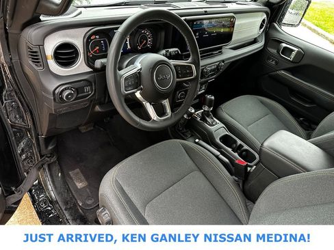 Used 2025 Jeep Wrangler Unlimited Sahara AWD/4WD image 9