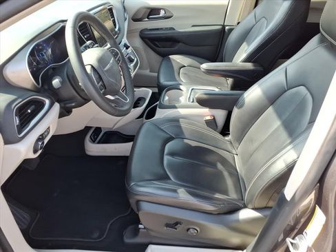 Used 2023 Chrysler Pacifica Touring-L image 12