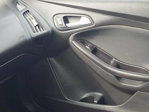Used 2018 Ford Focus SE image 28