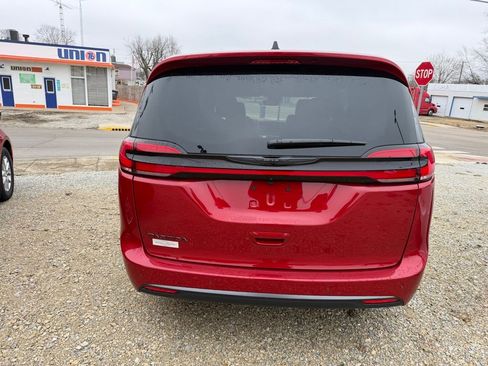 New 2026 Chrysler Pacifica Select image 4