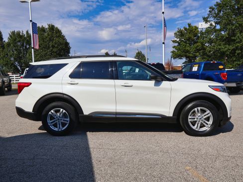 Used 2020 Ford Explorer XLT w/ Equipment Group 202A image 6