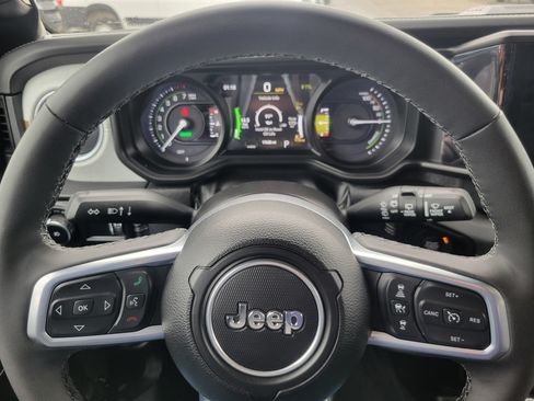 Used 2025 Jeep Wrangler Unlimited Sahara AWD/4WD image 21