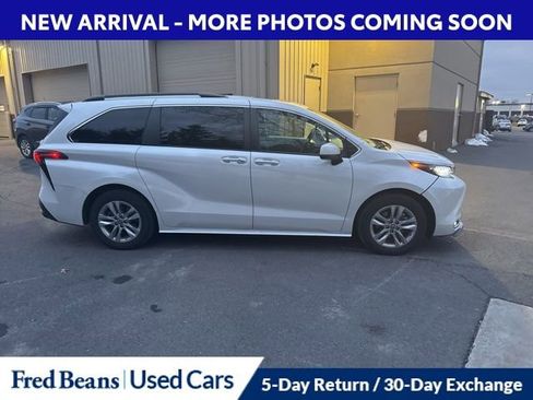 Used 2022 Toyota Sienna XLE w/ XLE Plus Package image 5