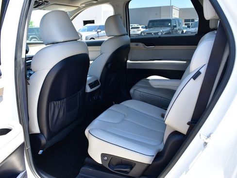 Used 2023 Hyundai Palisade Limited FWD image 21