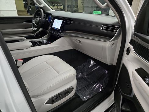 Used 2024 Jeep Wagoneer Series II w/ Flexible Seating Group image 33