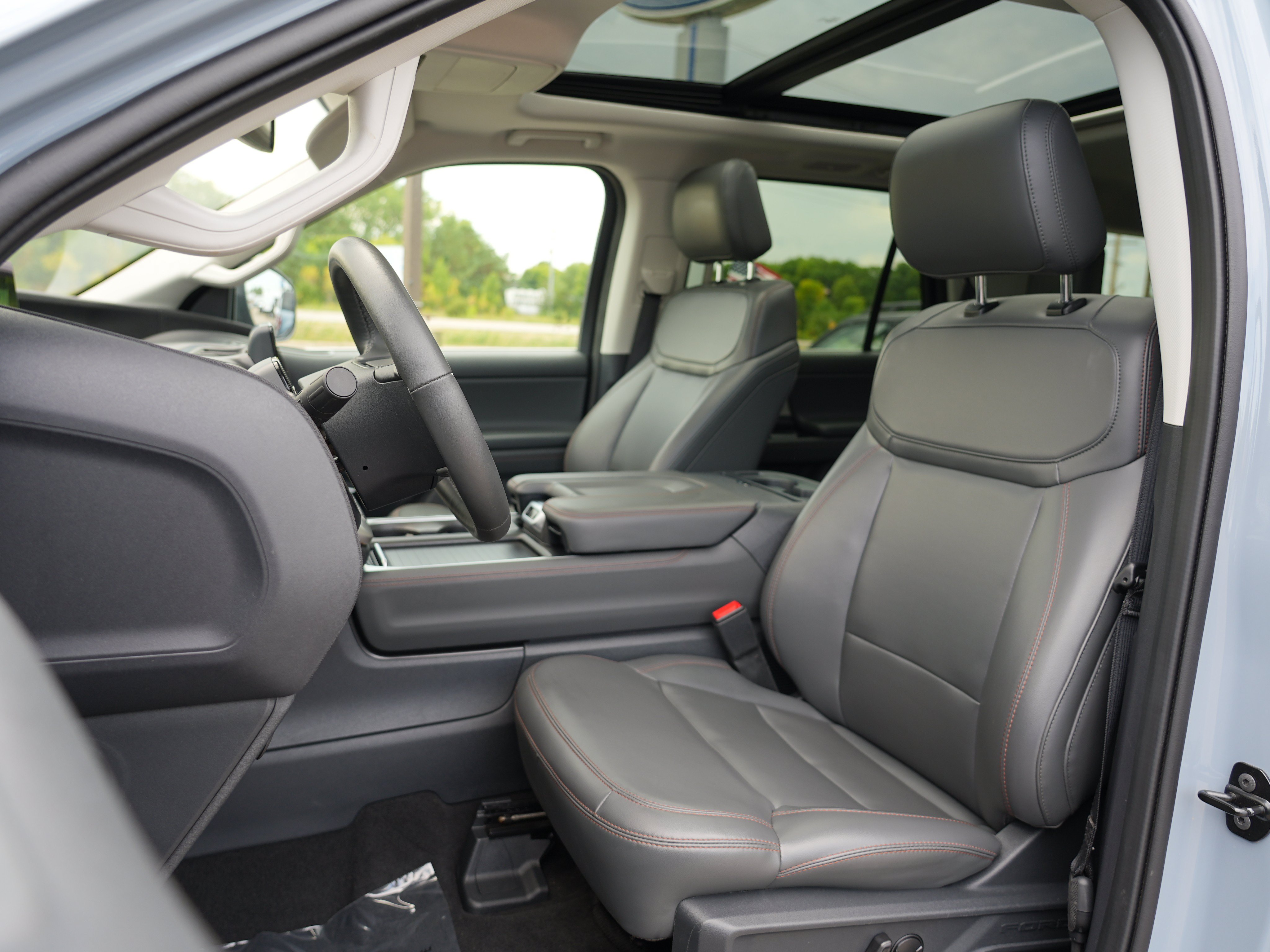 Used 2025 Ford Expedition Active AWD/4WD image 14