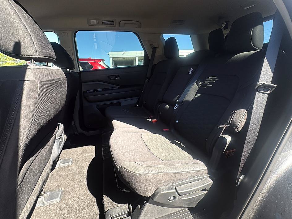 Certified 2025 Nissan Pathfinder SV FWD image 18