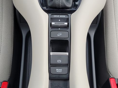 Certified 2025 Honda HR-V LX image 17