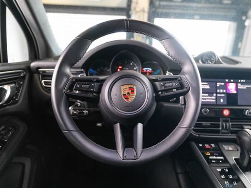 Certified 2025 Porsche Macan AWD/4WD image 33