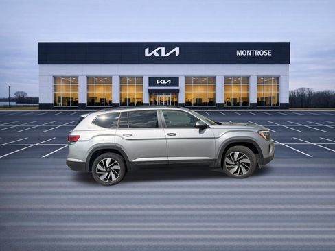 Used 2025 Volkswagen Atlas SE image 4