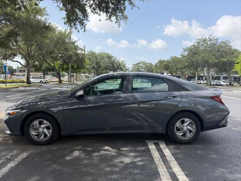 Used 2025 Hyundai Elantra SE FWD image 3