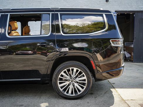 Used 2023 Jeep Grand Wagoneer Series III image 12