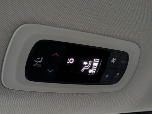 Used 2018 Chrysler Pacifica Touring-L FWD image 22