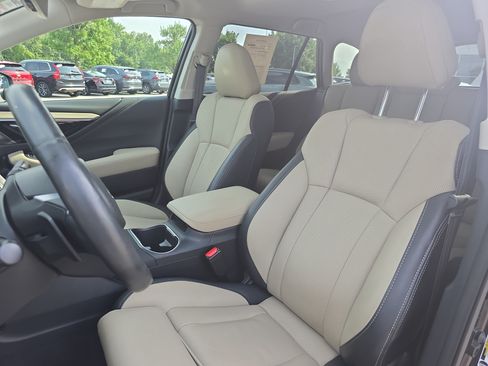 Used 2025 Subaru Outback Limited AWD/4WD image 14