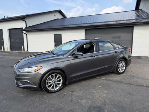 Used 2017 Ford Fusion SE FWD image 2