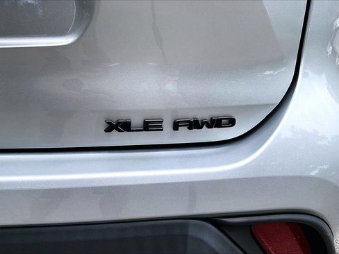 Used 2021 Toyota Highlander XLE AWD/4WD image 21