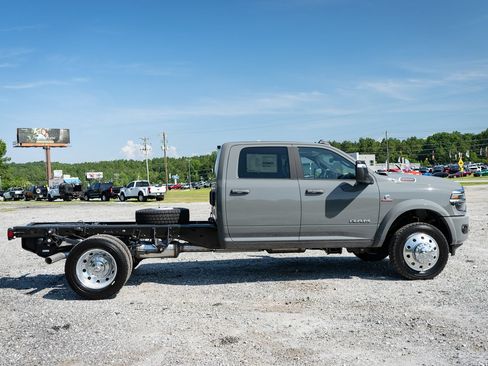 New 2026 RAM 4500 4x4 Crew Cab DRW w/ Laramie Trim Package image 10