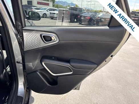 Used 2025 Kia Soul LX w/ LX Technology Package FWD image 12