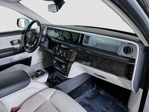 Used 2018 Rolls-Royce Phantom Sedan image 30