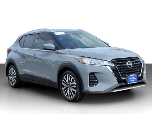 Used 2024 Nissan Kicks SV image 1