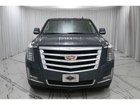 Used 2020 Cadillac Escalade Luxury image 3