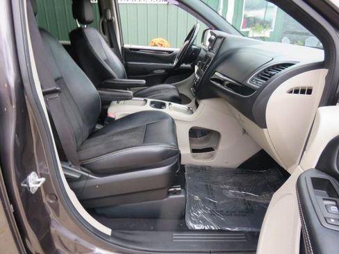 Used 2019 Dodge Grand Caravan SXT image 17