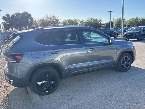Certified 2025 Volkswagen Taos SE w/ Panoramic Sunroof Package image 3