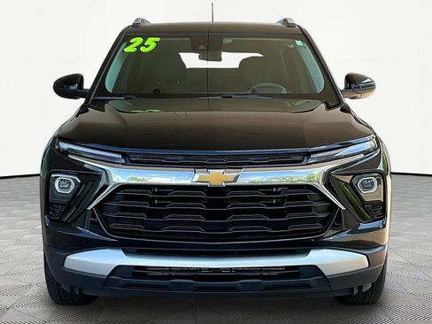 Used 2025 Chevrolet TrailBlazer LT FWD image 2