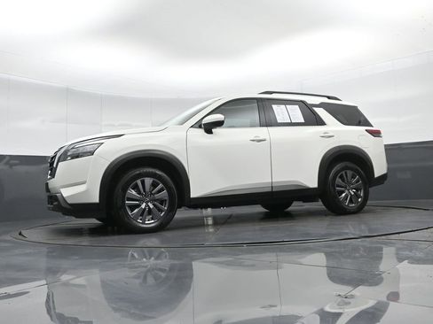 Used 2025 Nissan Pathfinder SV image 45