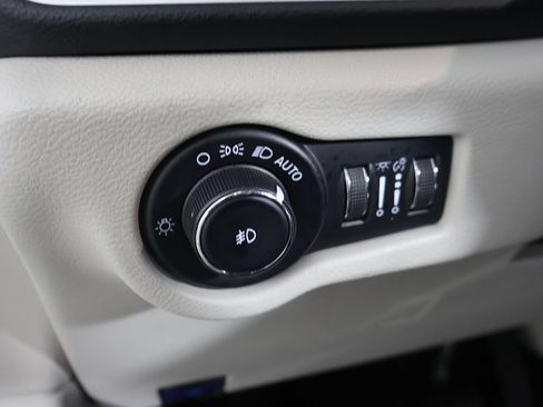 Used 2023 Chrysler Pacifica Touring-L FWD image 37