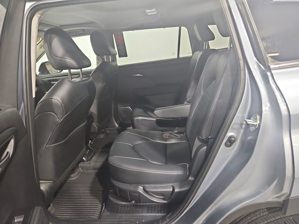 Used 2023 Toyota Highlander XLE AWD/4WD image 25