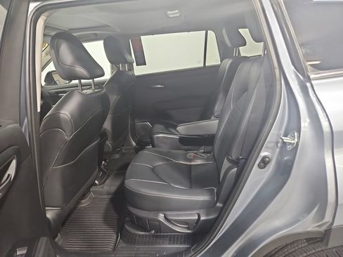 Used 2023 Toyota Highlander XLE AWD/4WD image 25