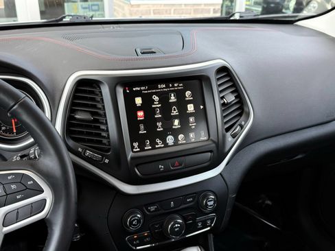 Used 2017 Jeep Cherokee Trailhawk AWD/4WD image 34
