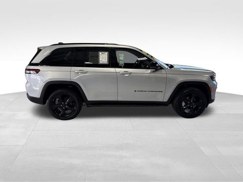 Used 2025 Jeep Grand Cherokee Limited w/ Luxury Tech Group II RWD image 7