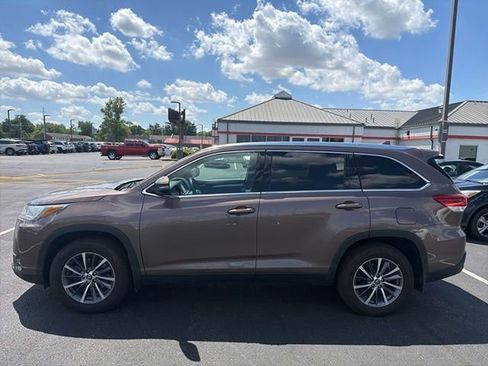 Used 2019 Toyota Highlander XLE AWD/4WD image 3