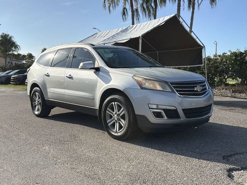Used 2016 Chevrolet Traverse LT FWD image 2