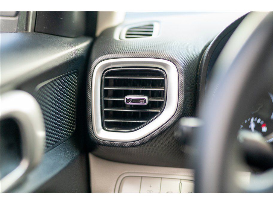 Used 2020 Hyundai Venue SEL w/ Convenience + Premium Package FWD image 9