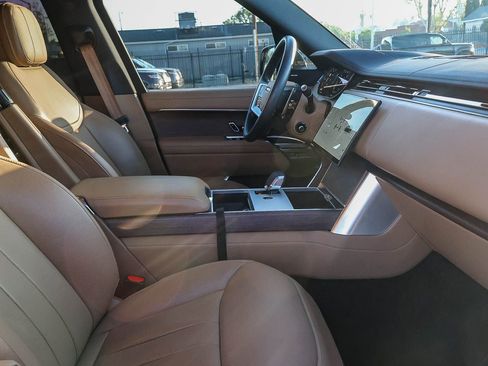 Certified 2025 Land Rover Range Rover SE image 17