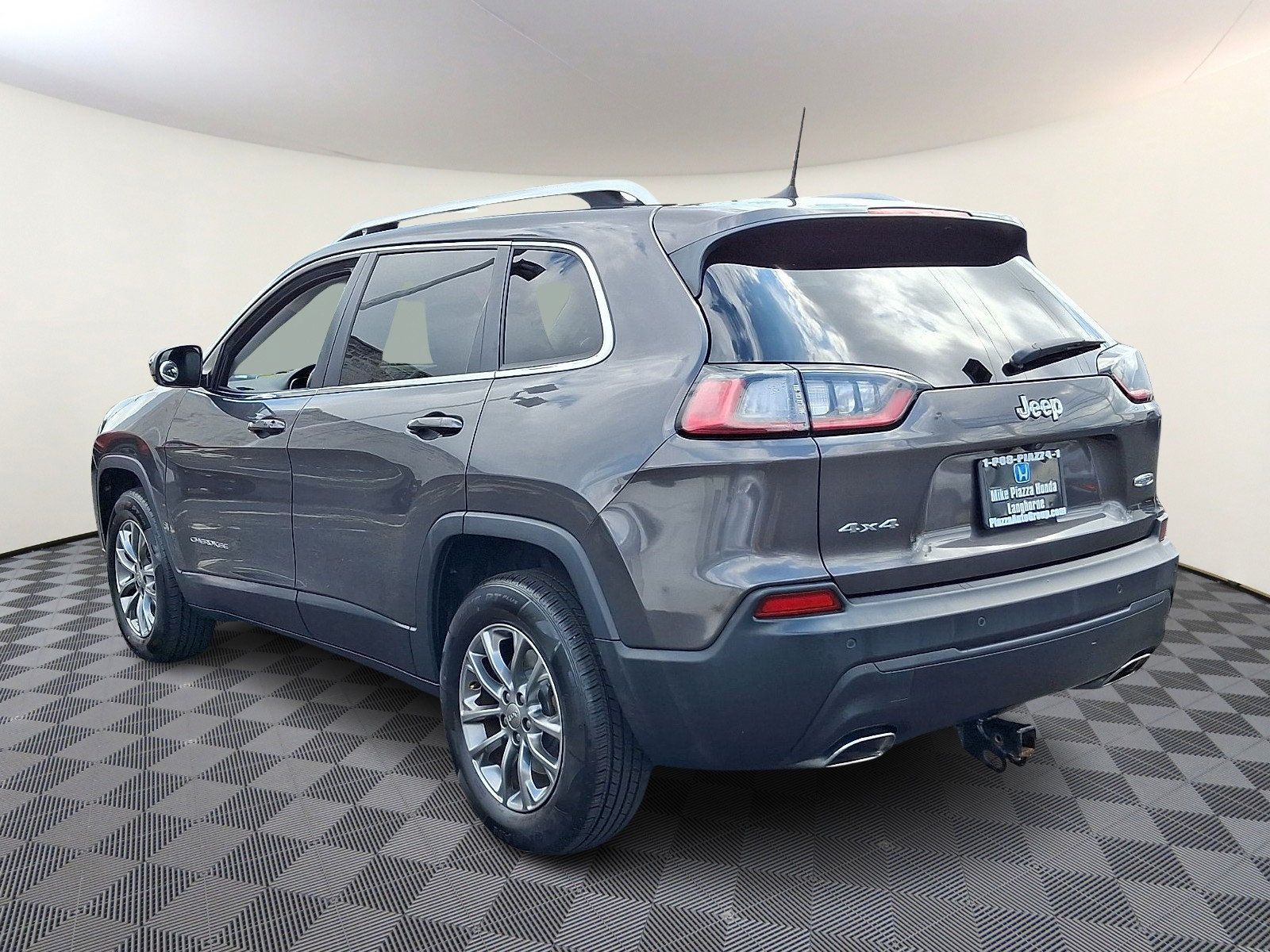 Used 2019 Jeep Cherokee Latitude Plus w/ Cold Weather Group AWD/4WD image 5