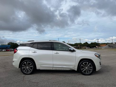 Used 2020 GMC Terrain Denali w/ Denali Premium Package FWD image 2